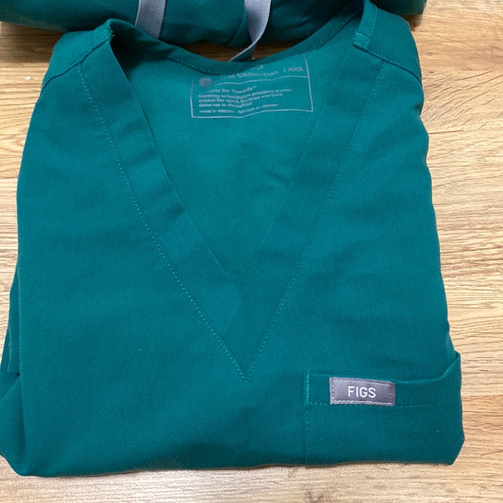 EUC Almost new LIMITED EDITION HUNTER GREEN ZAMORA FIGS SCRUB SET